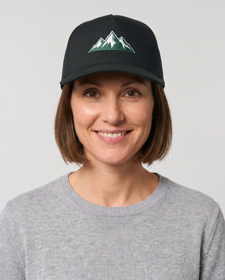 Casquette noire, montagne brodée