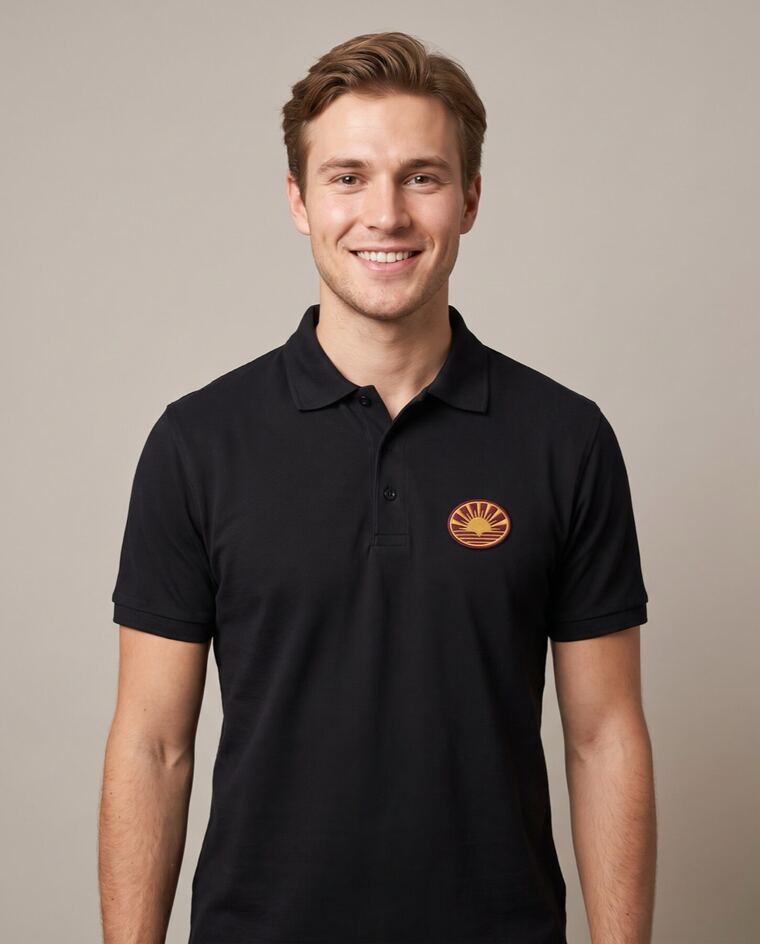 Polo noir, écusson brodé sur le cœur