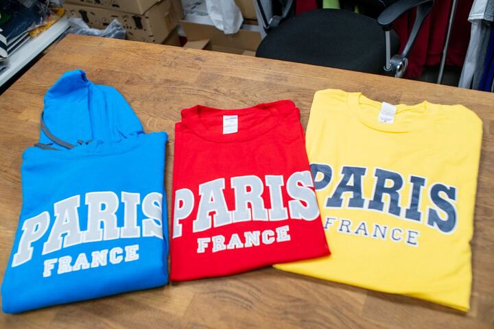 Sweat et tee-shirts sérigraphiés, lettrage Paris France