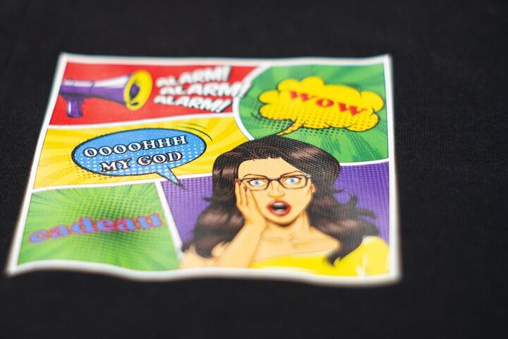 Transfert pop art en quadrichromie sur textile noir